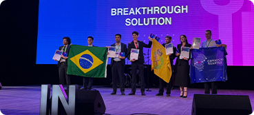 3 Alunos da Escola Politécnica da UFRJ e 1 do Instituto de Computação da UFRJ que conquistaram a premiação de “Projeto Disrruprivo” no campeonato de projetos de inovação em engenharia para o setor de energia na Rússia